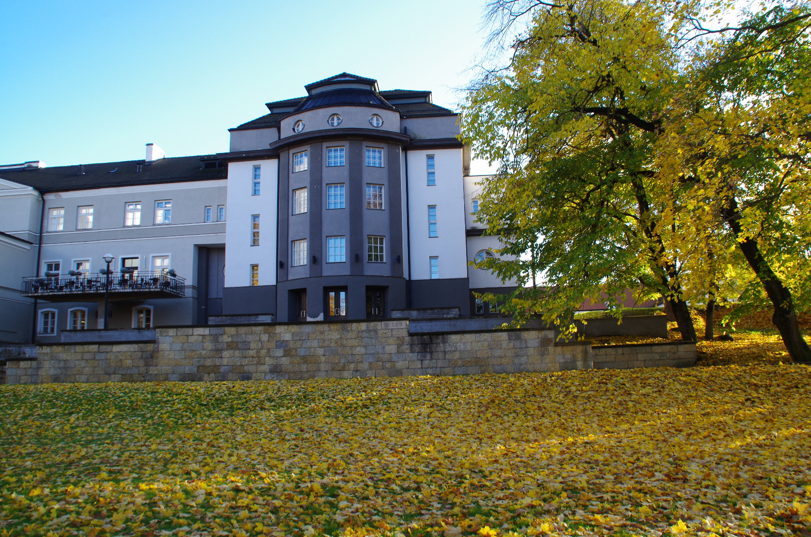 Rakvere Teater, fassaadivaade. Arhitektid Johann Ostrat, Tõnis Mihkelson rephoto