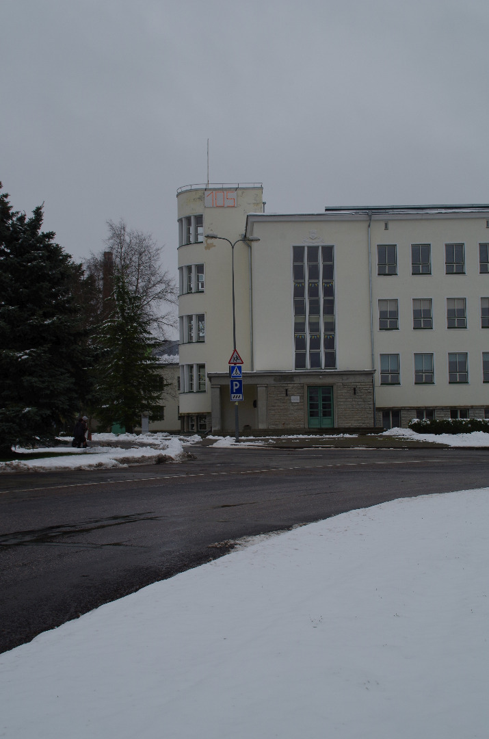 Rakvere Gümnaasiumi pere pidulik retk vanast koolimajast uude koolimajja rephoto