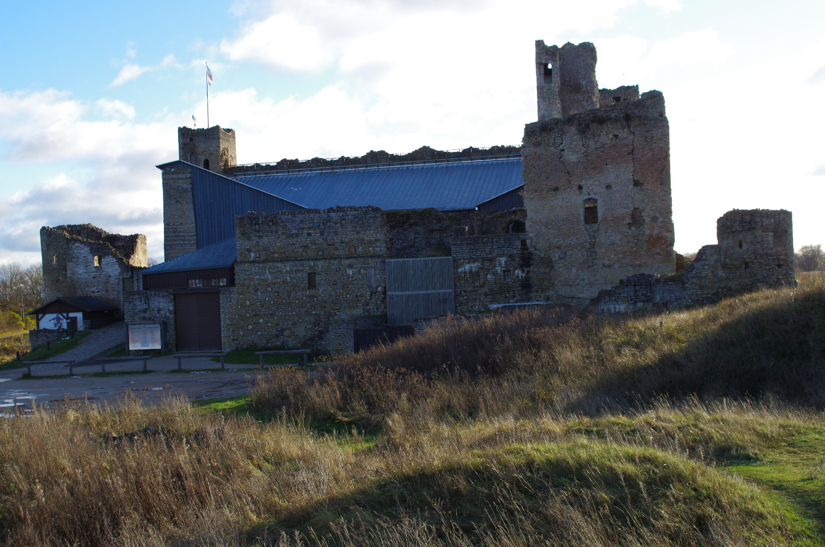 Estonia : Rakvere castle roofs rephoto