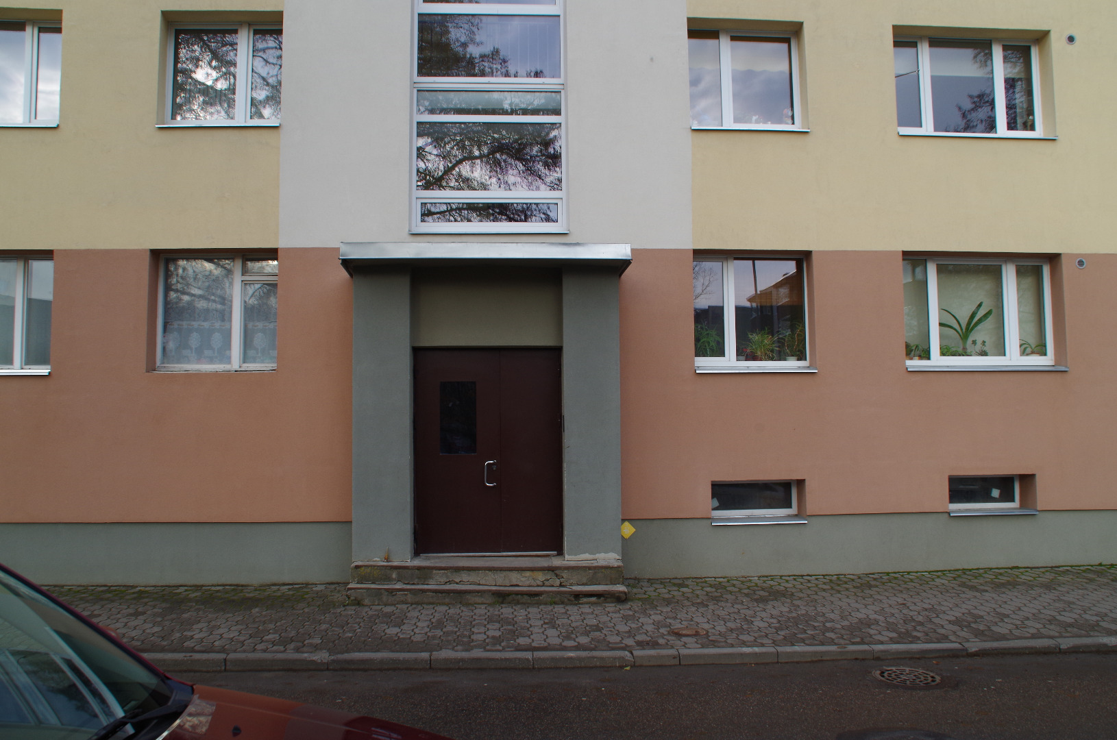 Rakvere board and teachers of the Estonian Education Society in front of the schoolhouse rephoto