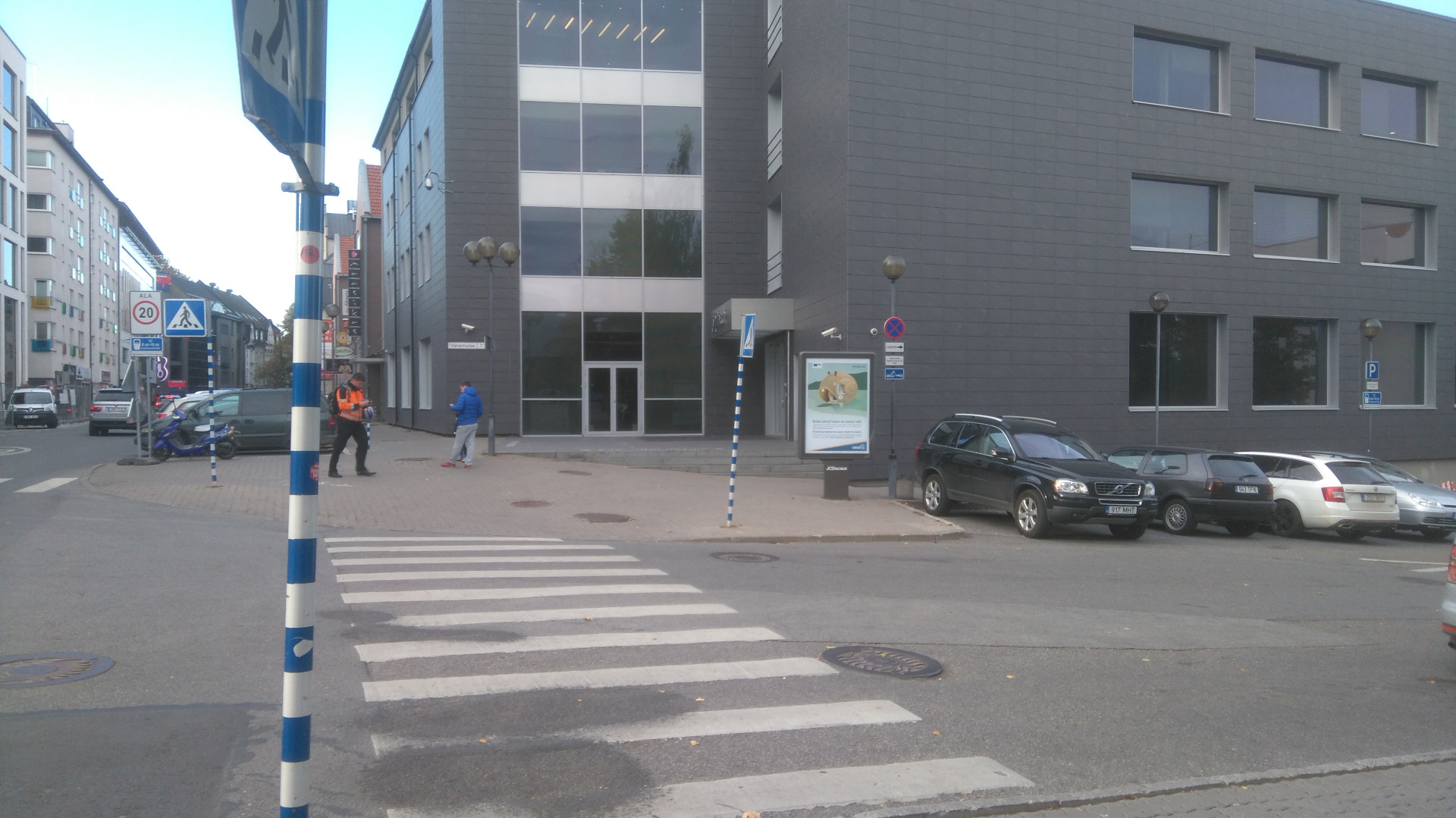 Tartu varemed. Võidu (Promenaadi) ja Uueturu t nurk: Eesti ohvitseri (või Eesti Omakaitse) mundris mees liiklust reguleerimas.
Teeviit arvukate kirjadega (Umleitung. Nach Narva. Nach Reval. Wesenberg - Torma - Taps. Narwa. Tschernyj). Taga teeviit kirjaga Feldwerkstoff.
Vasakul nn Tillemanni kell, taga Jaani kiriku torn.
Tartu, 29.08.1941. rephoto