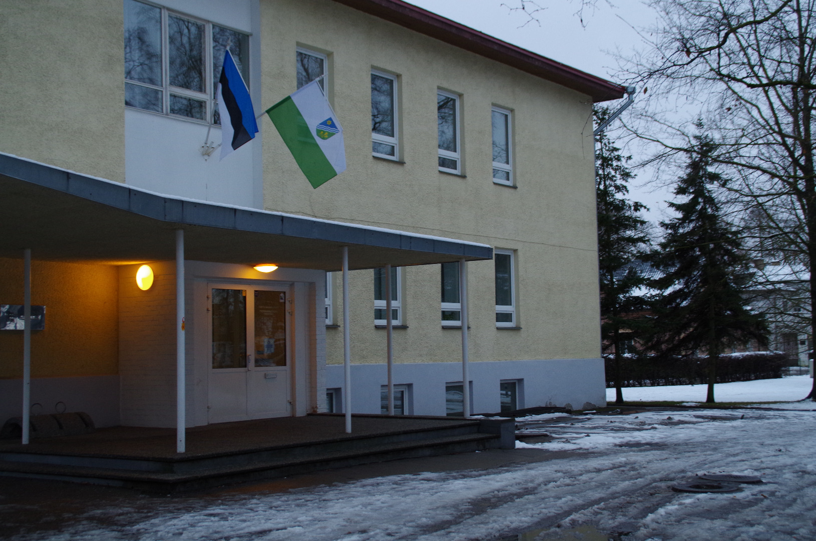 Noorpaari auto ja pulmalised Tartu Perekonnaseisuameti maja ees rephoto