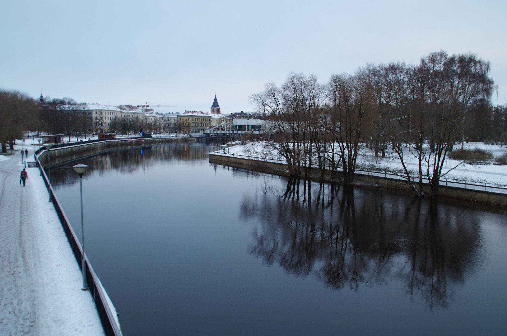 Tartu linnavaade. Emajõgi kesklinna kohal (Emajõe paremkallas turuhoone juurest Raekoja pl suunas). 1964.a. rephoto