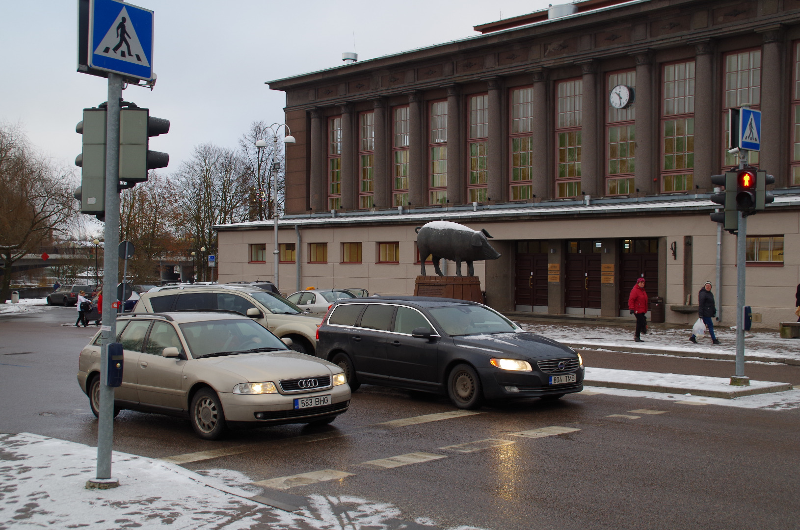 Tartu tuletõrje lendsalk manöövril veejugadega turuhoone juures rephoto