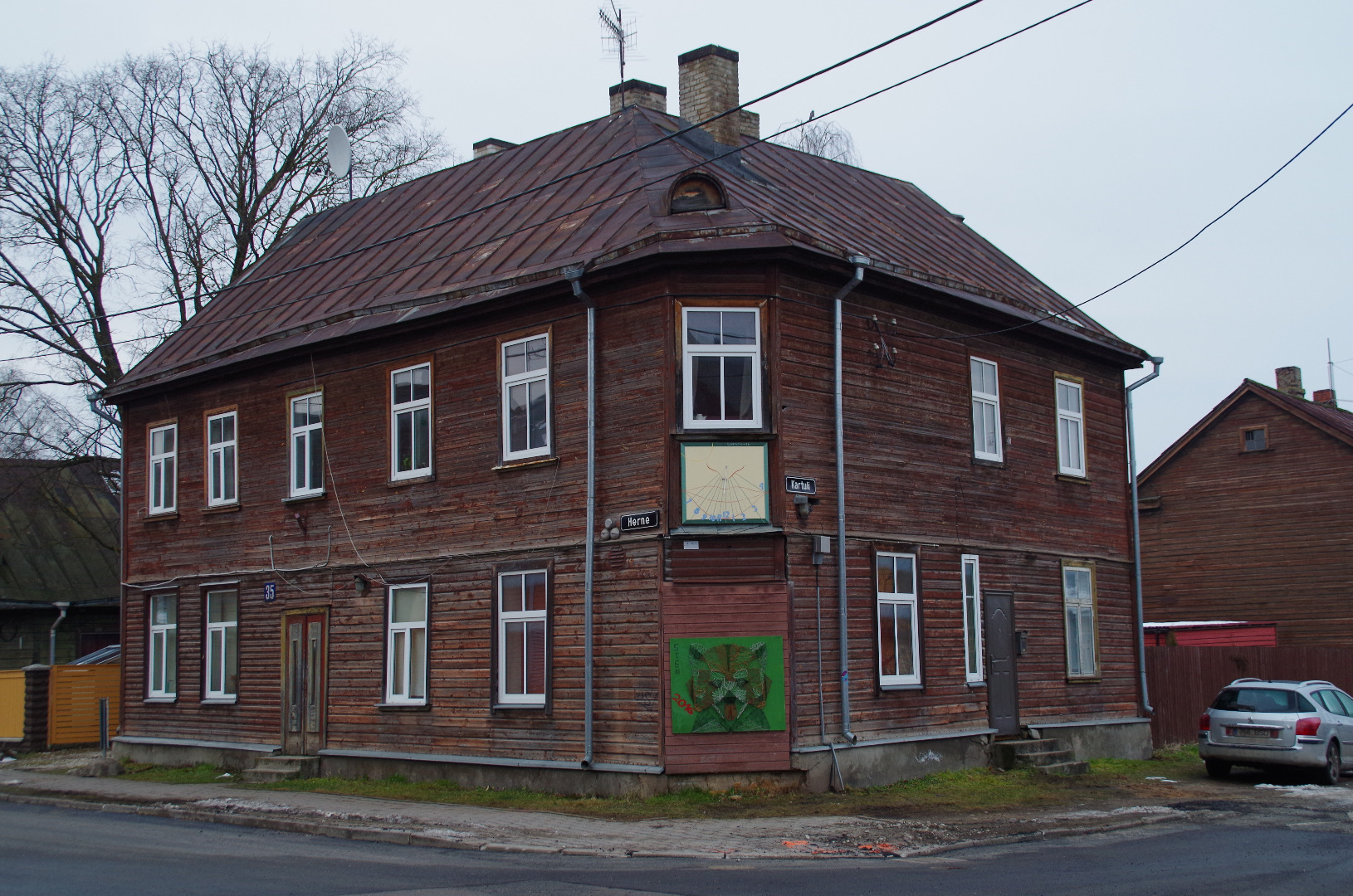 Tartu, Herne 35. The house is located at the crossing point of Herne and Kartuli Street. The house has a food store. rephoto