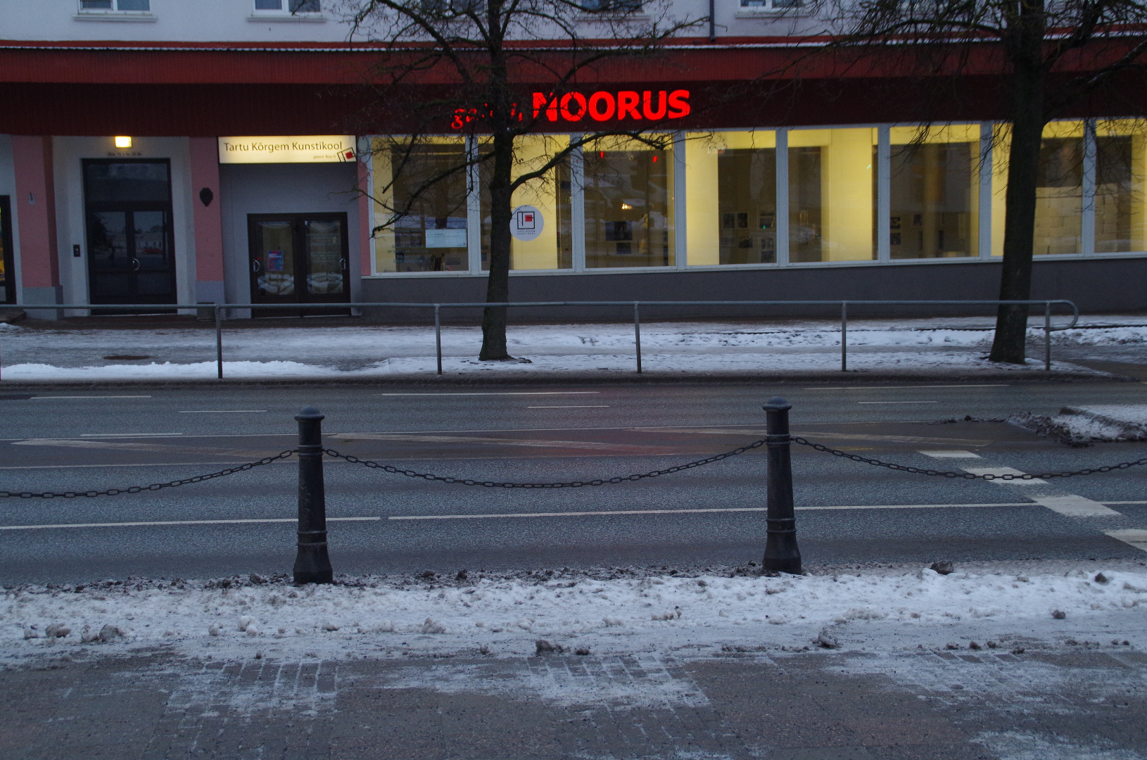 Interrinde liider Arnold Sai Tartus nõukogude võimu vastaste plakatitega Lenini monumenti pildistamas rephoto