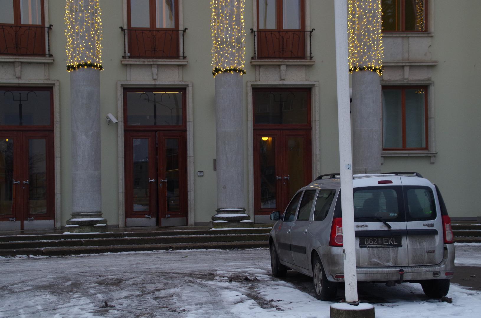 NSV Liidu XVIII maleolümpiaadi plakat Eesti Põllumajanduse Akadeemia peahoone ukse kohal rephoto