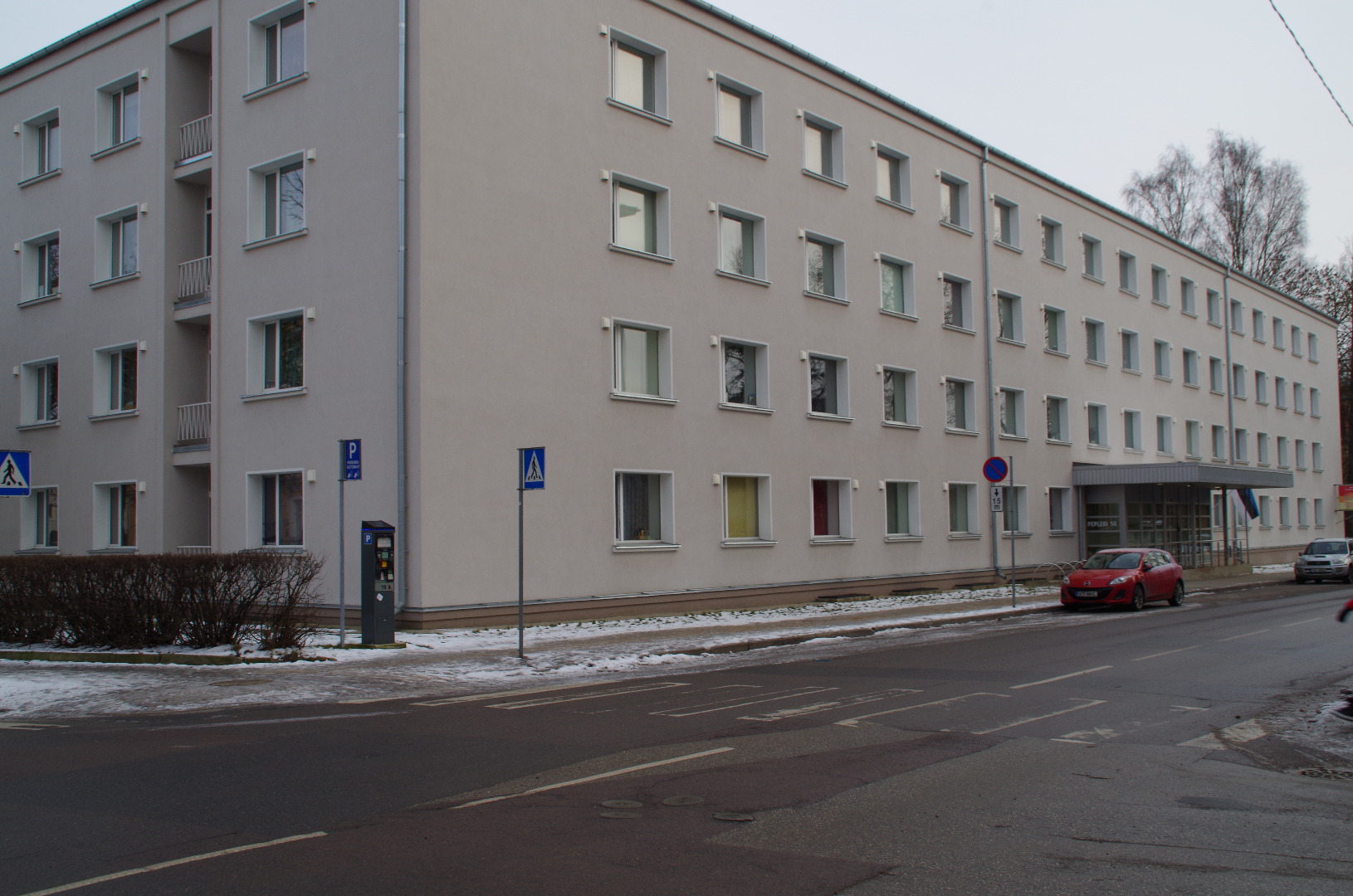 Eesti Vabariigi aastapäeva tähistamine. Rahvuslippudega rongkäik Pälsoni (Pepleri) tänaval suundub Toomemäele tähetorni juurde. Taga Pälsoni 14. Tartu, 24.02.1989. rephoto