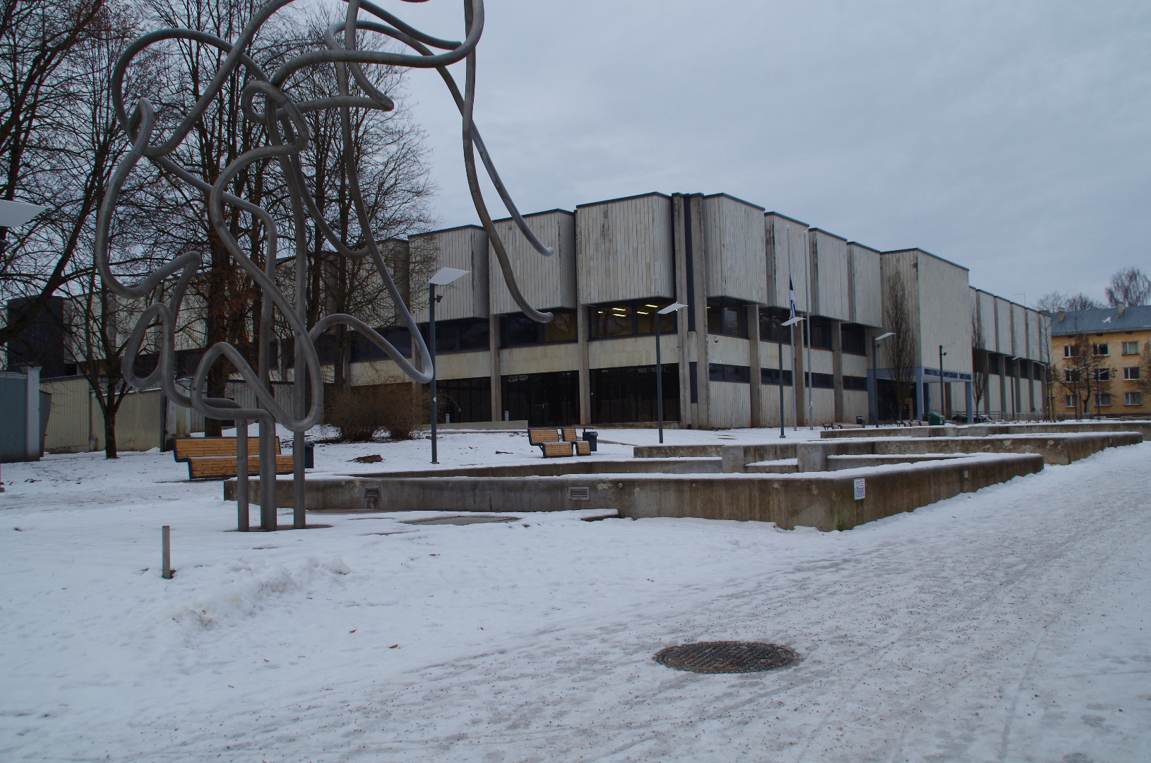 Tartu Ülikooli raamatukogu, nurgavaade. Arhitektid Kalju Valdre, Mart Kalling; sisearhitektid Ülo Sirp, Linda Arike rephoto