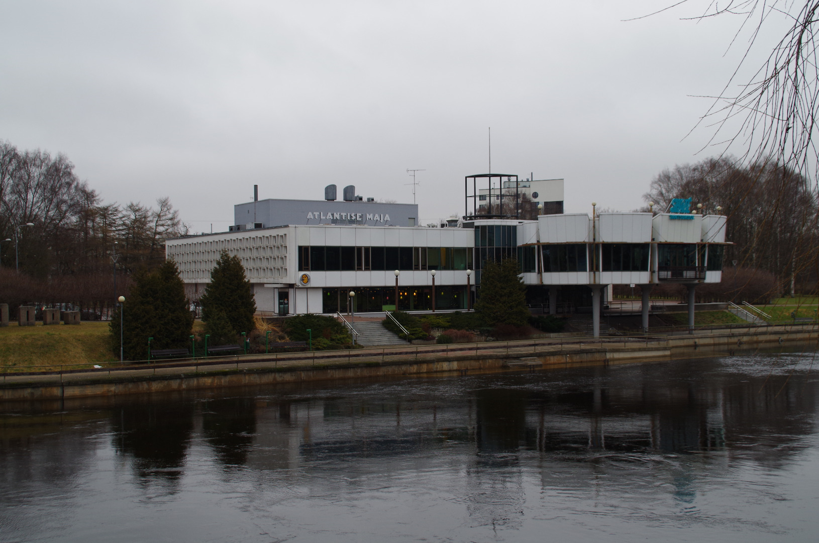Restoran "Kaunas" Tartus, vaade hoonele üle jõe. Arhitekt Voldemar Herkel rephoto