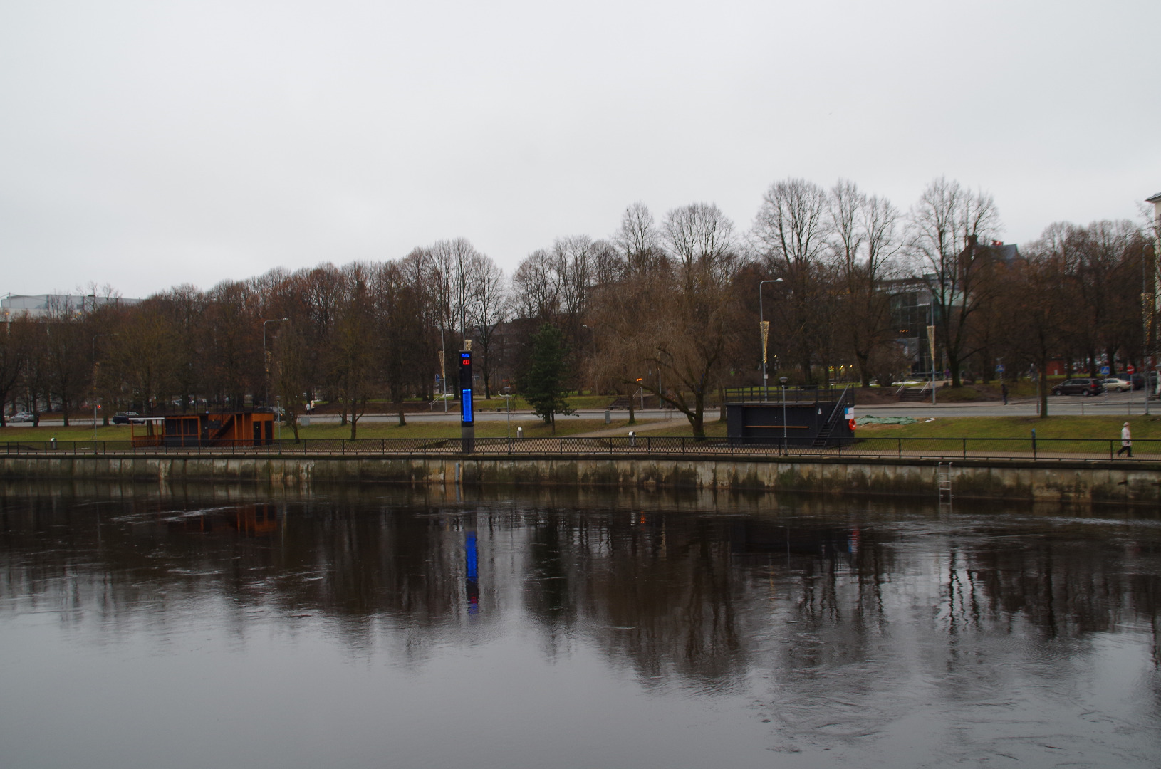 Söögiturg ja kaubahoov Tartus, Vaade üle Emajõe kaldaäärseile hoonetele rephoto