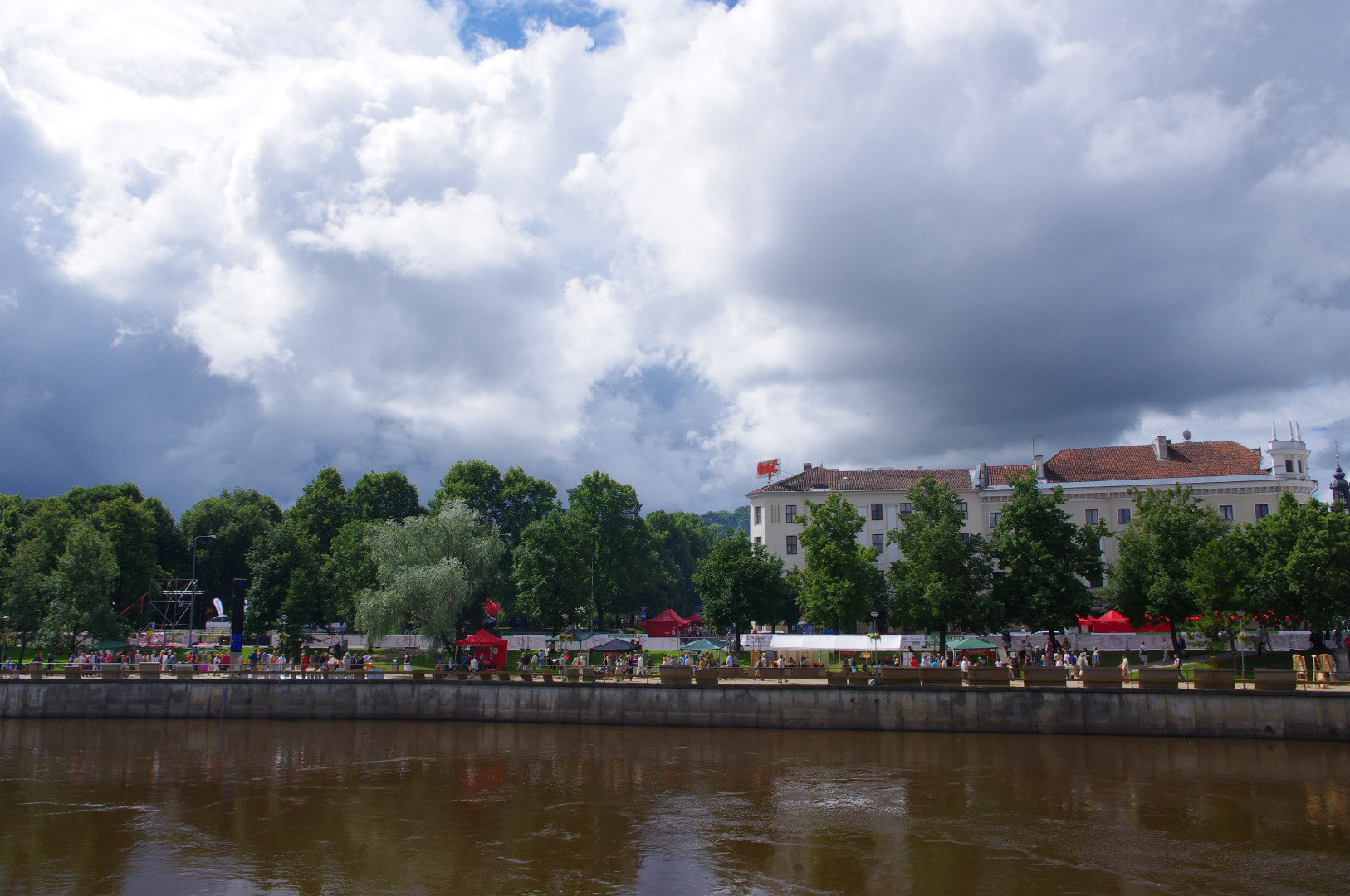 Foto. II maailmasõja aegne linn: kaubahoovi varemed; purustatud maja  Söögituru ja Poe t nurgal ( vaade Emajõelt kesklinna suunas). Tartu, 31.07.1941. Foto E. Selleke rephoto