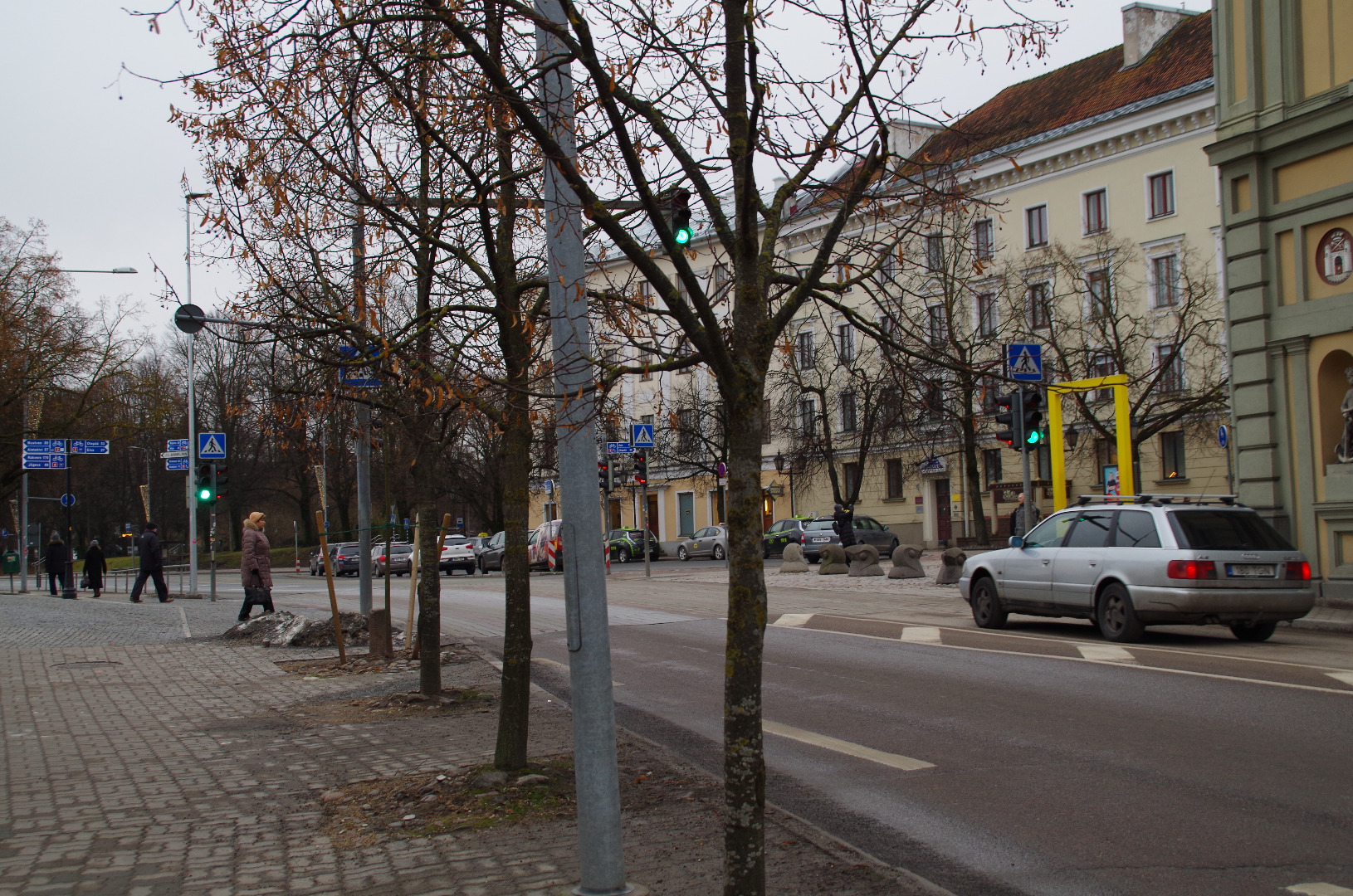 Maidemonstratsioon, tsisternautod (piimaautod?) kolonnis.Tartu, 1957. rephoto