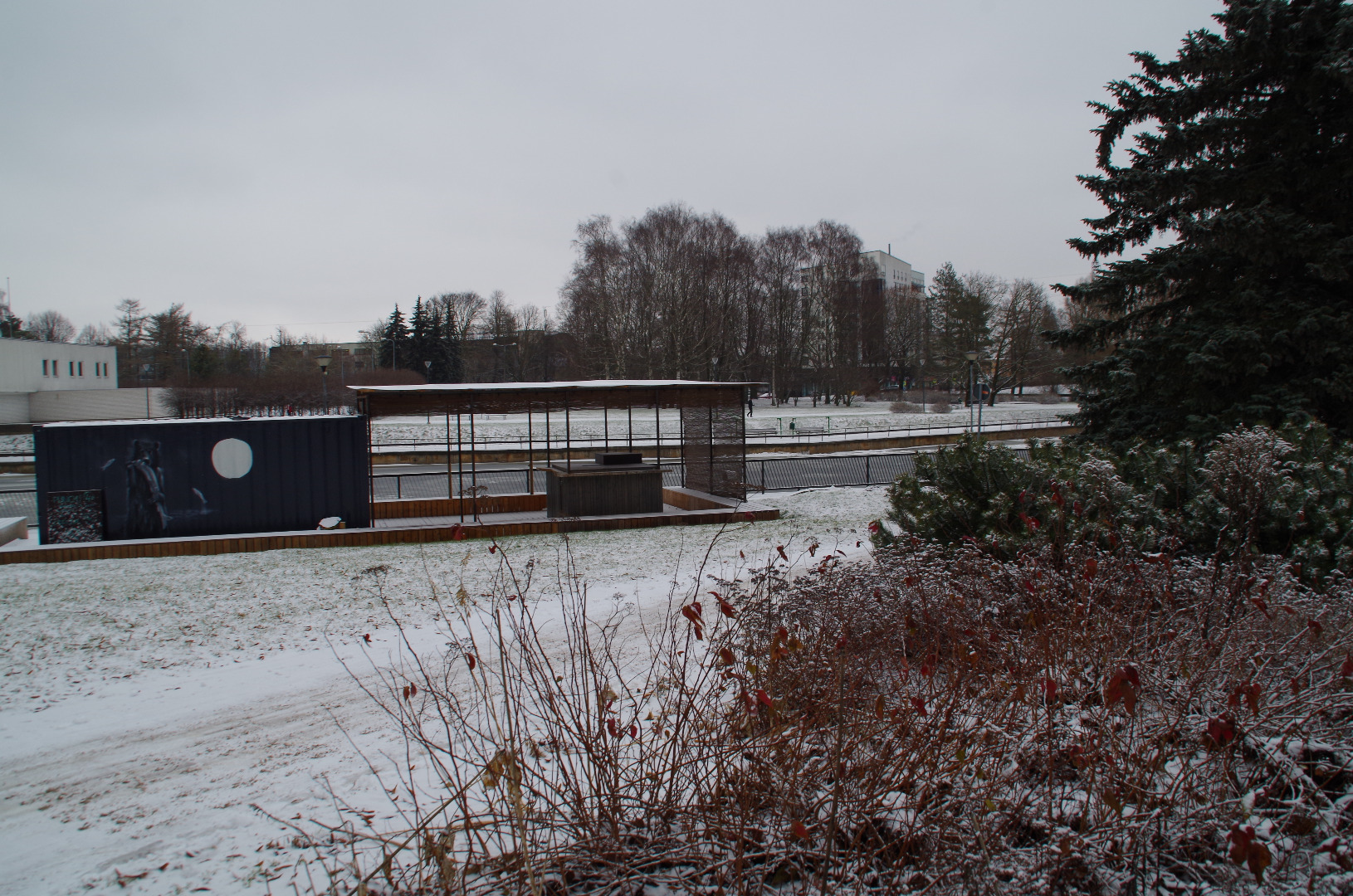 Tartu. Puudyers and wooden loads near Emajõe above Auriku Street rephoto