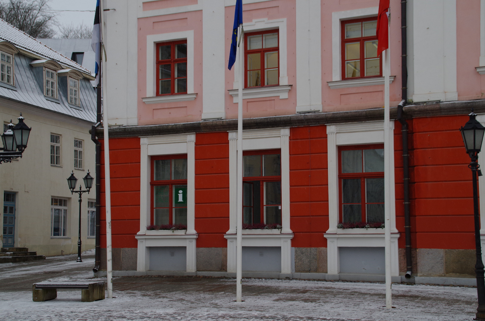 Tartu rahvateater: vabaõhuetendus "Tuhandeaastane Tartu" (stsenaariumi autor H. Palamets).  Raekoja platsil raekoja ees. vasakult 1. Valev Perli, 2. Peeter Tampel.
14. sept. 1980. Foto: Ann Tenno. rephoto