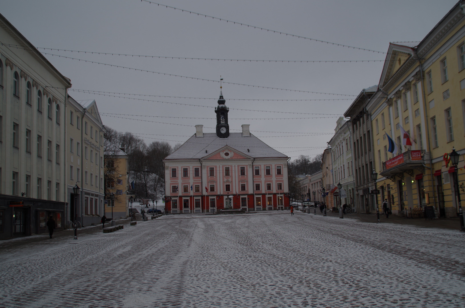 Tartu Raekoja plats ja raekoda, peal plakat XX.  Eesti Vabariigi 20. aastapäeva tähistamine. Tartu, 1938. rephoto