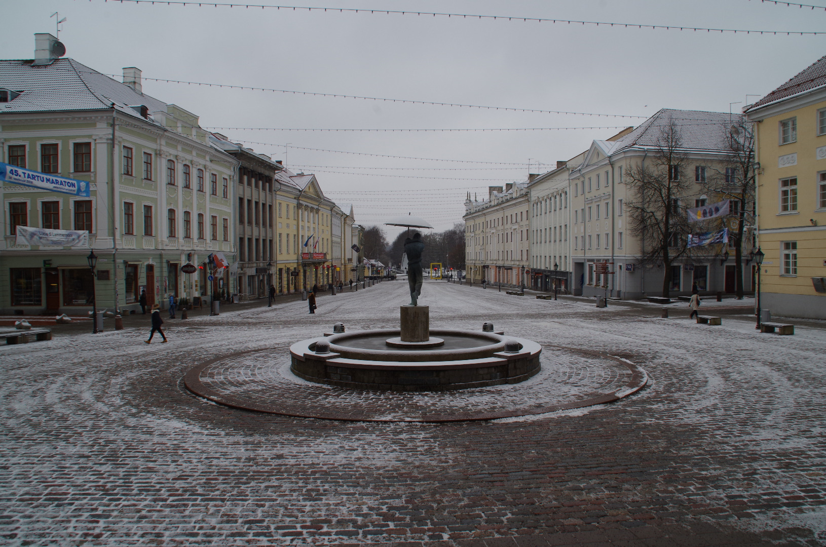 Tartu Raekoja plats.  Vaade raekoja juurest jõe poole; esiplaanil purskkaev, ca 1958. rephoto
