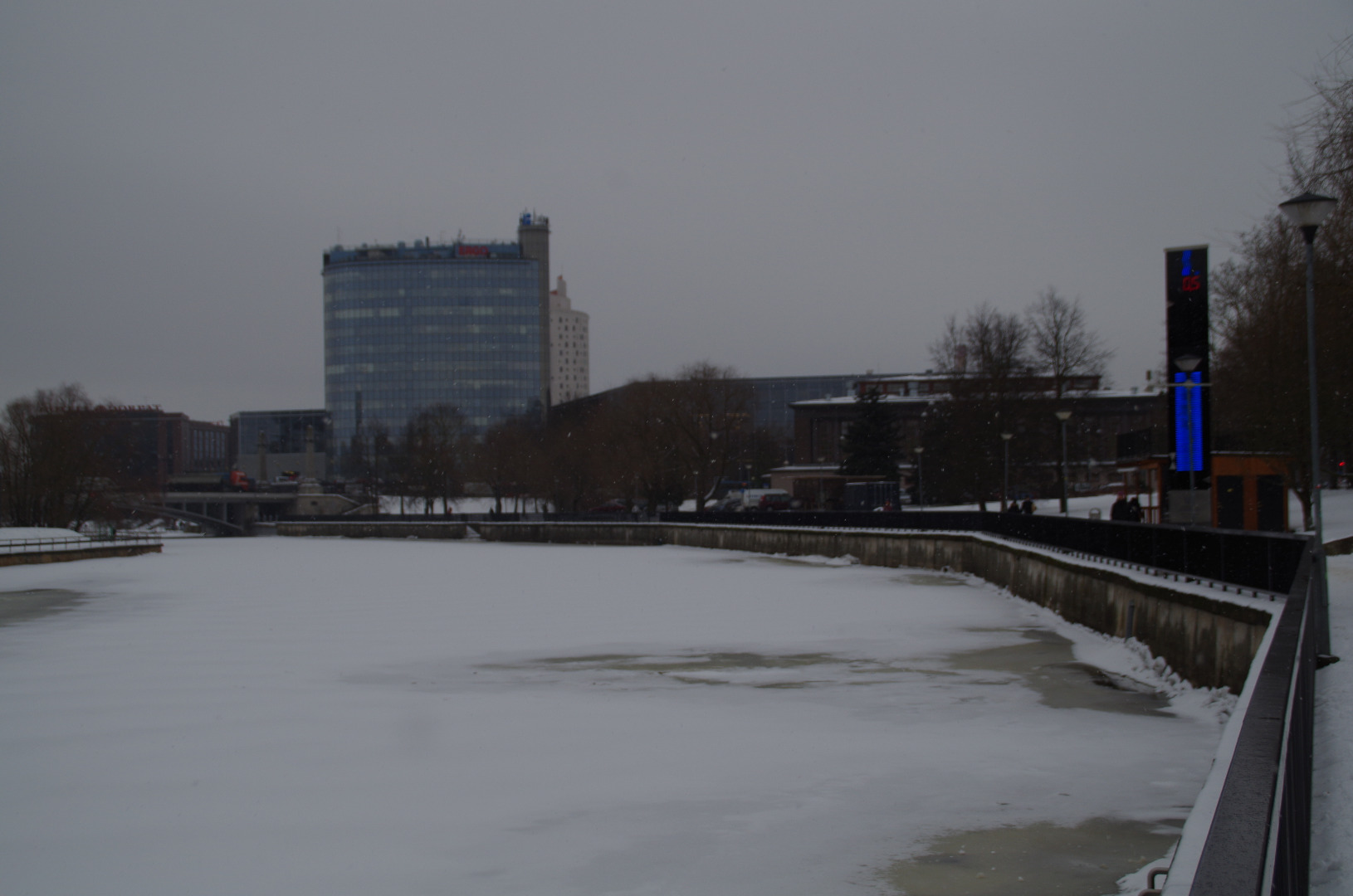 Öine vaade Kivisillalt: Emajõe paremkallas. Taga turuhoone, võõrastemaja Central. rephoto
