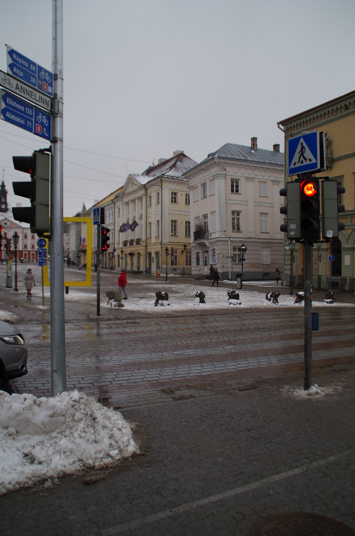 Tartu, the market at the river end of the Raekoja square. rephoto