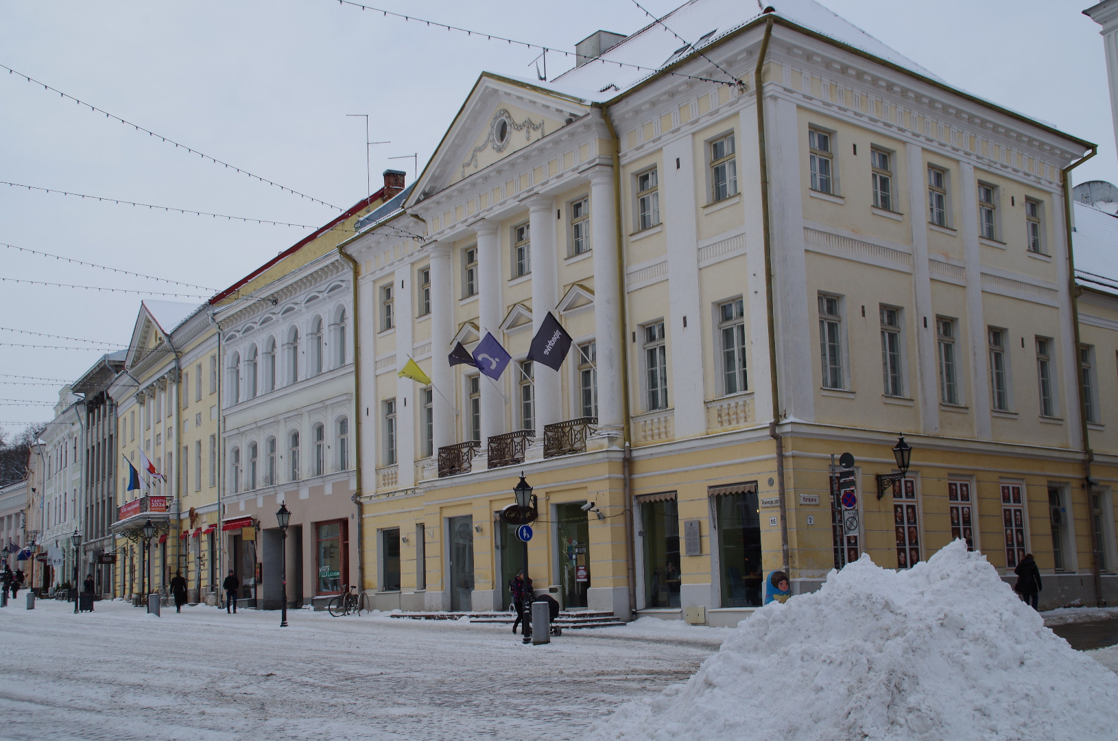 Tartu Suurturg 16,  Suurturg 14, Suurturg 12.  Ca 1900-1915.

(e. Tartu Raekoja plats 16, Raekoja plats 14,   Raekoja plats 12.) rephoto