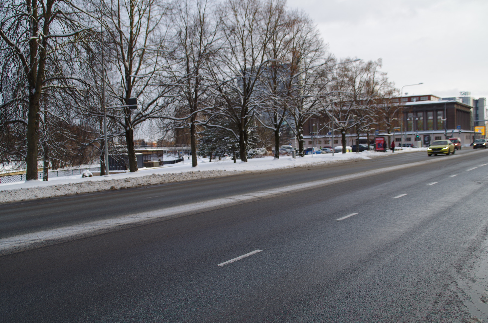 Employees' train trip in Tartu: at the market building; with broken buildings on the street. rephoto