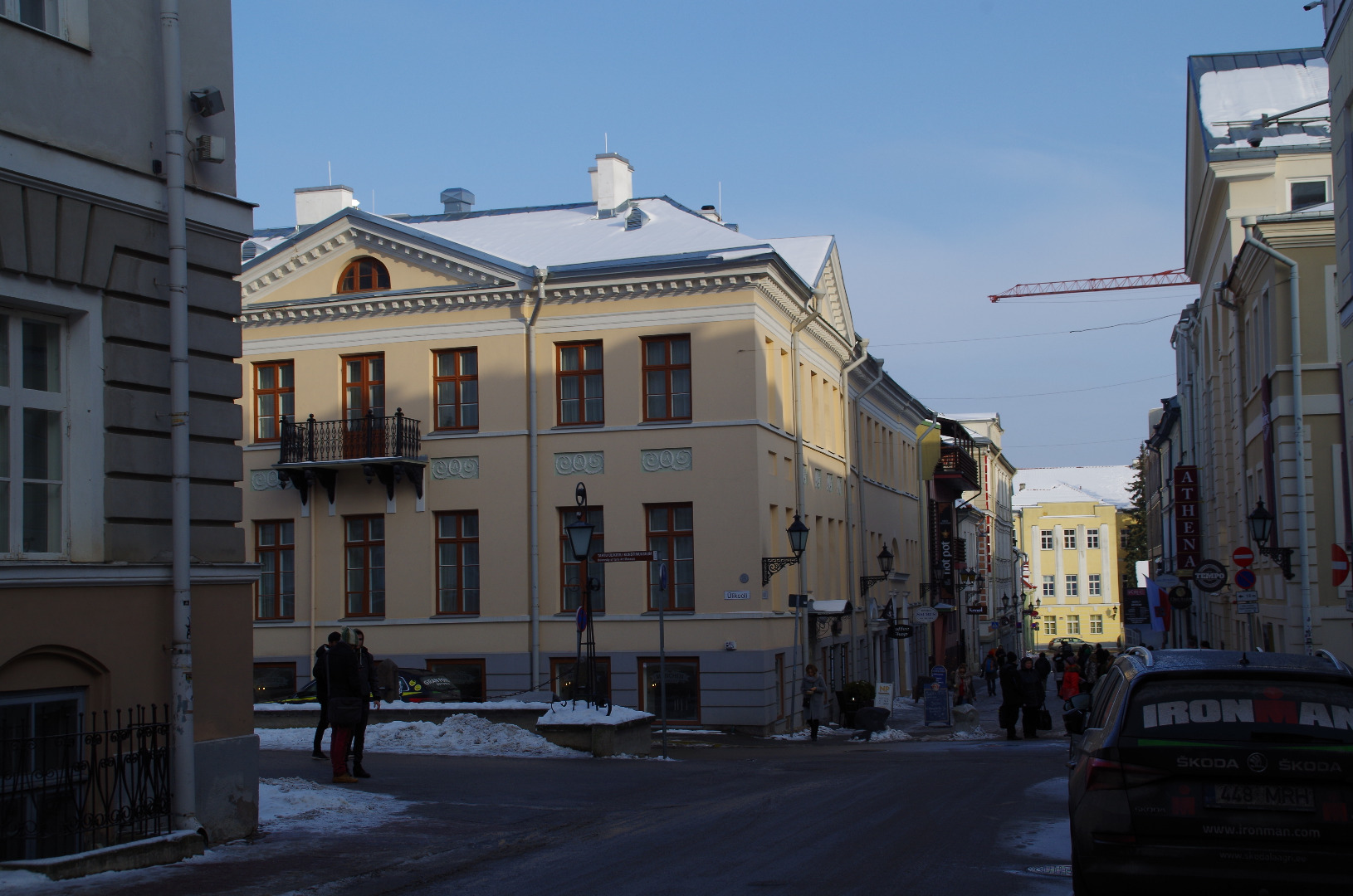 Küütri t, vaade Ülikooli t juurest Kompanii t suuunas. Ees Küütri 2 (silt: galerii Legend). Tartu, 1998. Foto Aldo Luud. rephoto