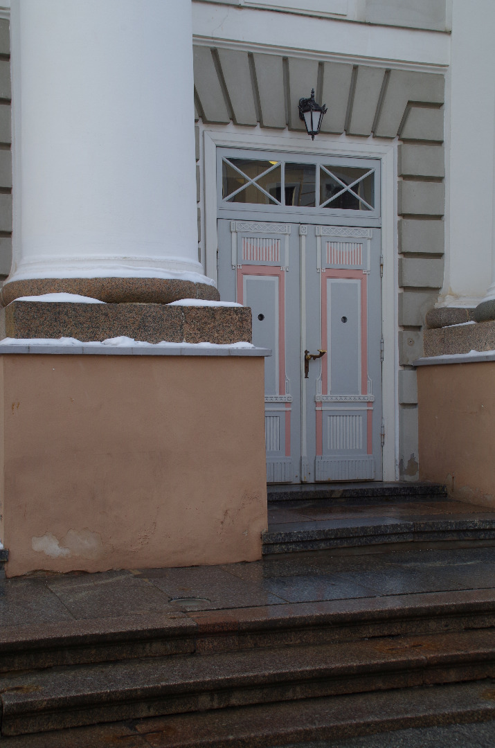 [Tartu University Rector Arnold Koobi meeting at the staircase of Georg Friedrich Parrot and Johan Skyttega University Head Building] rephoto