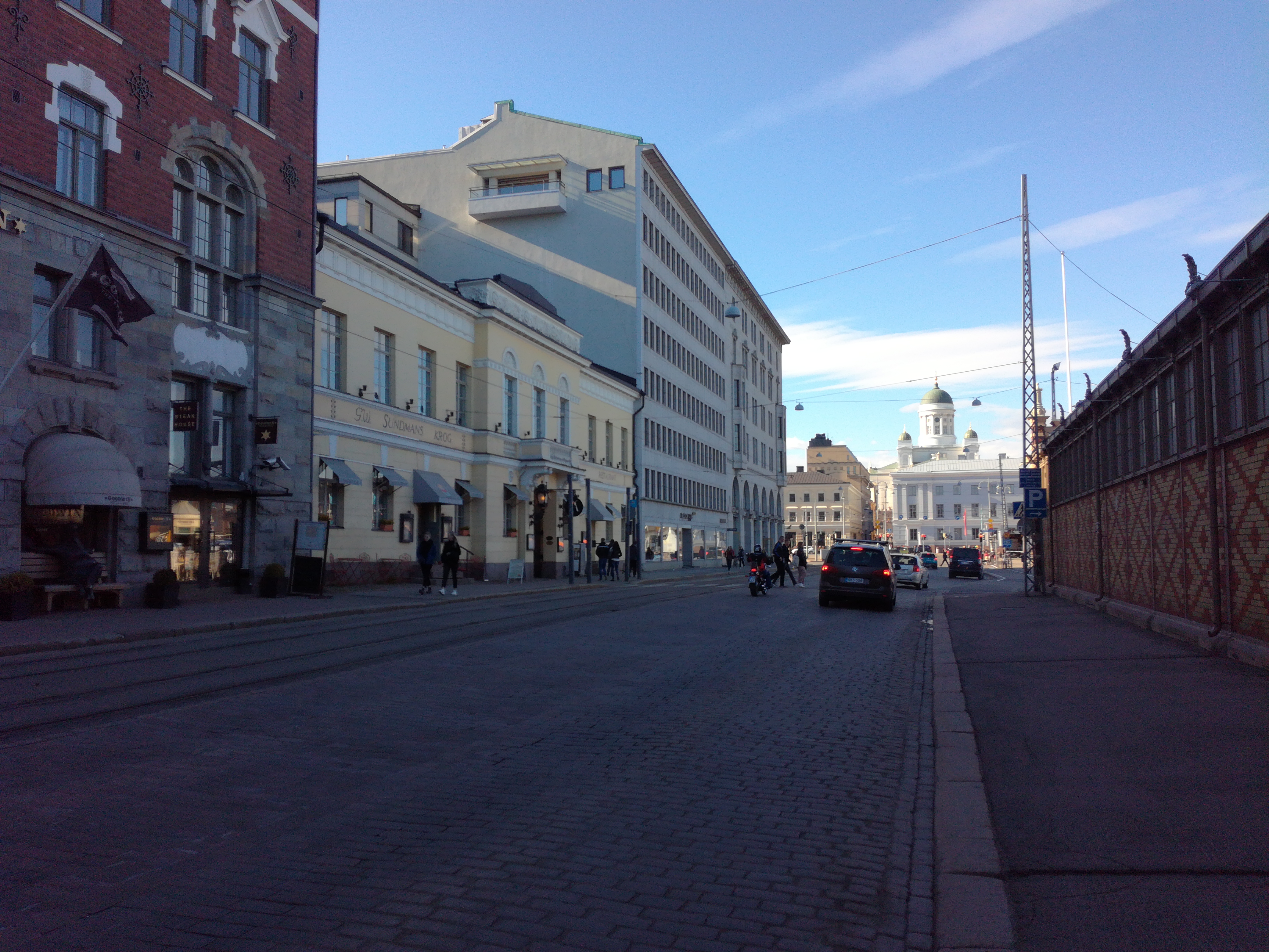 Läntinen Rantakatu (Eteläranta) 16, 18, 20. Taustalla Nikolainkirkko (Helsingin tuomiokirkko) ja Seurahuone (kaupungintalo), Pohjoinen Esplanaadikatu (Pohjoisesplanadi) 11-13 rephoto