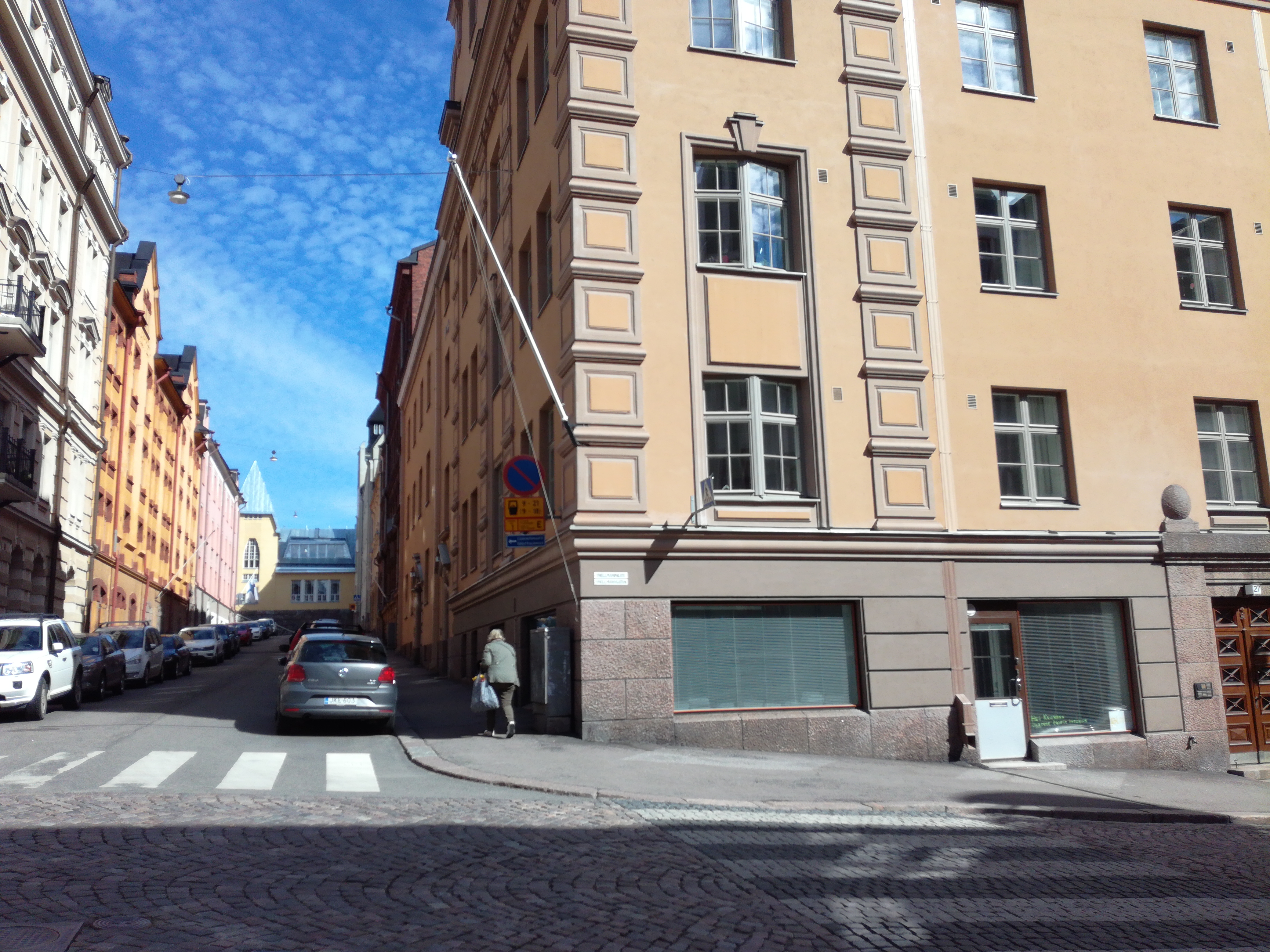 Oikokatu 1.  - Nikolainkatu (Snellmaninkatu) 27. Taustalla Oikokatu 7, Sedmigradskyn pientenlastenkoulu. rephoto