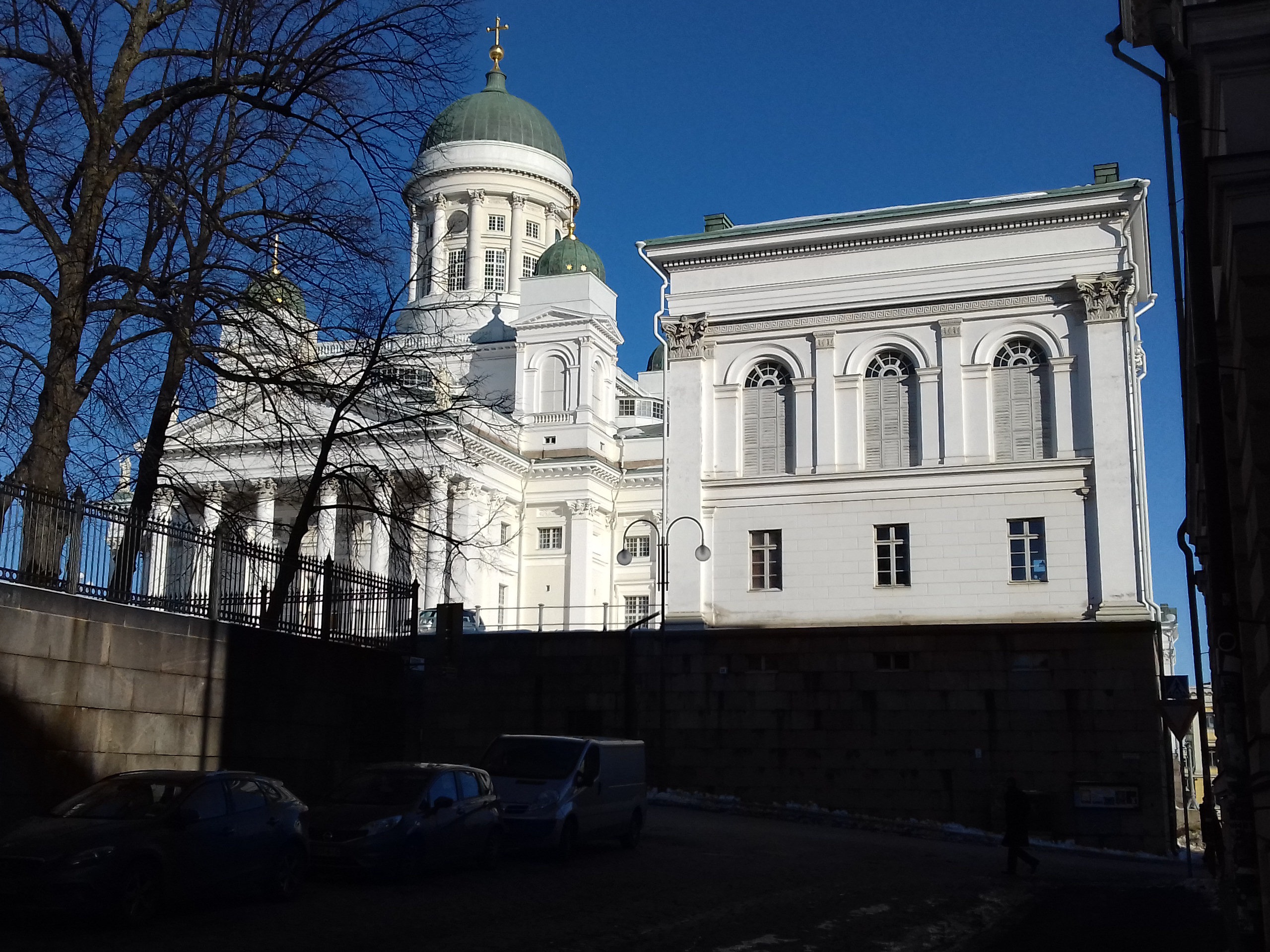 Nikolainkirkko (Helsingin Tuomiokirkko) ja tapulipaviljonki Unioninkadun puolelta Hallituskadun kulmasta nähtynä. rephoto