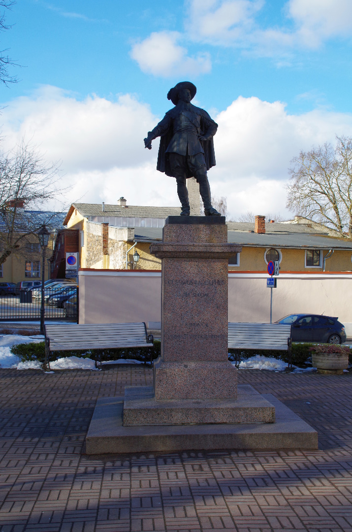 Building the image of Gustav II Adolf on the King Square in Tartu, April 1992 - the foundation of the shape rephoto