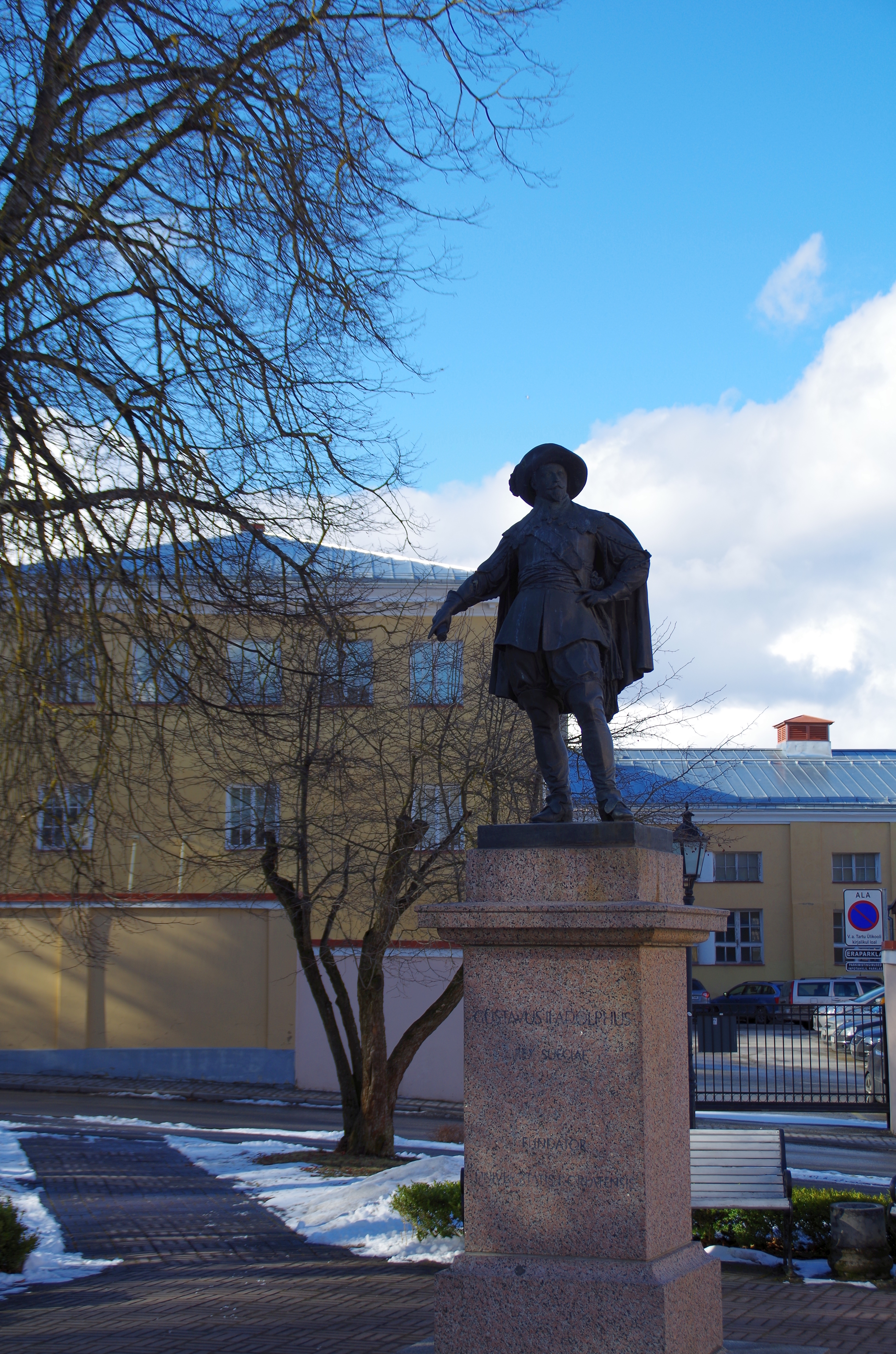 Gustav II Adolf's shape on the King's Square in Tartu - opened 23.04.1992 rephoto