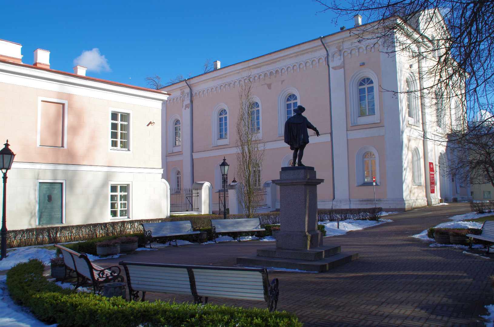 Tartu muinsuskaitsepäevad 1988. Küünalde süütamine Gustav Adolfi mälestussamba kohal TÜ peahoone taga rephoto