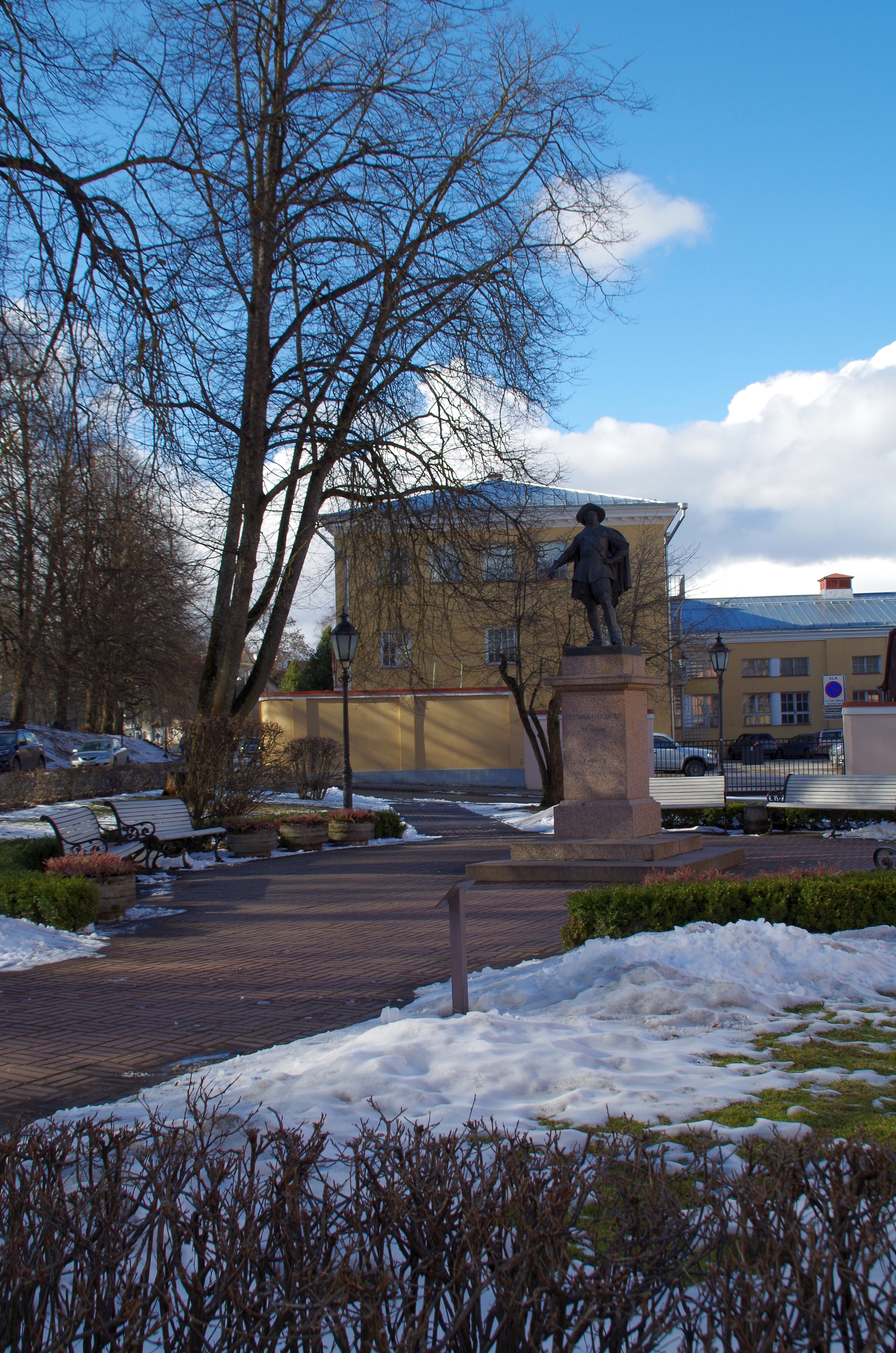 Building the image of Gustav II Adolf on the King's Square in Tartu, April 1992 - building the shape on the foundation rephoto