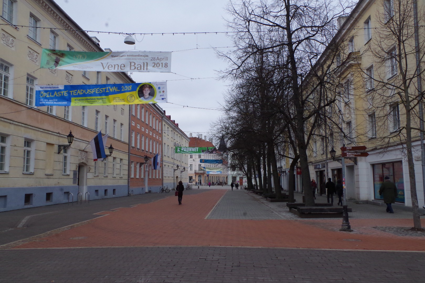 Küüni ja Poe t nurk; vaade piki Küüni tänavat Raekoja platsi suunas.
Majadel vene- ja saksakeelsed reklaamsildid: Apotheke H. Sturm (Küüni t 5);  Lampen. Majal gaasilatern, kaunistusena Vene vapi tsaarikull.
Tartu, ca 1910. rephoto