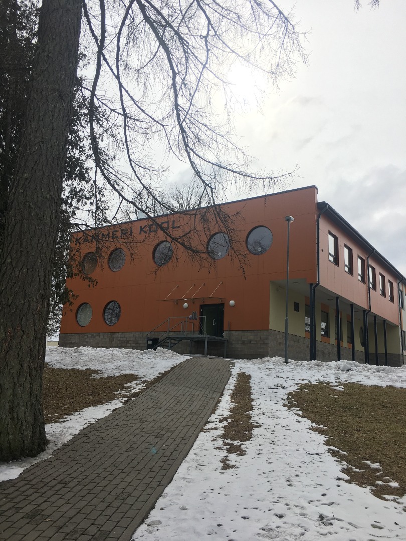 Chamber School, stands Herta Button rephoto