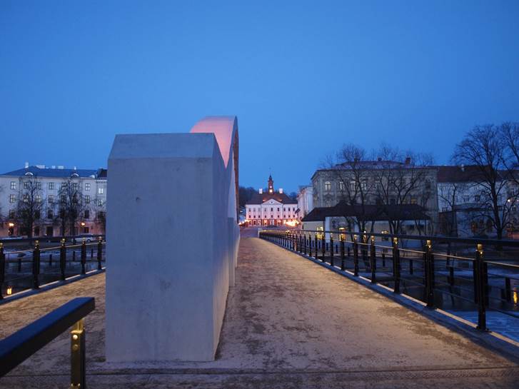 Purustatud Kivisild ja hooned, vaade sillale, taga raekoja plats rephoto