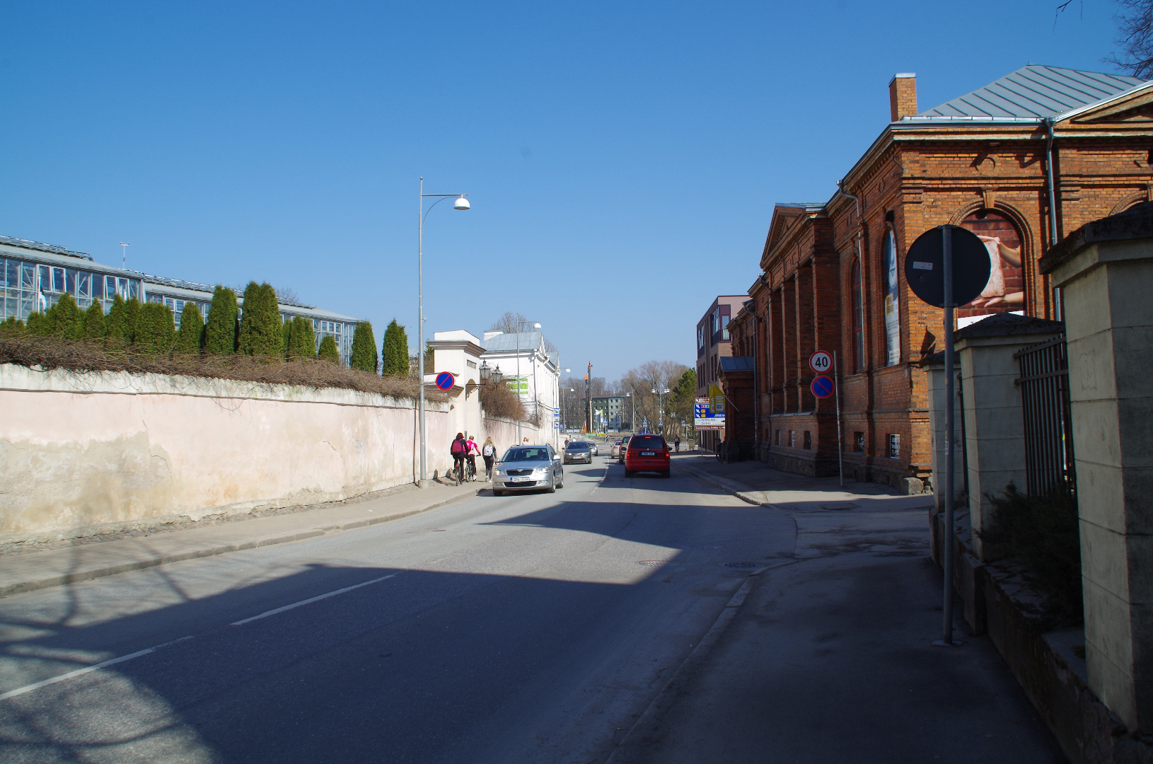 Laia t vaade (Laia ja Magasini t nurgalt jõe suunas).  Paremal võimlahoone; kaasajal  Lai t 37).  
Esiplaanil linnaliini autobuss, millel kirjas marsruut: Vaksal - Peetri kirik. 
Tartu, 1930. aastad. rephoto