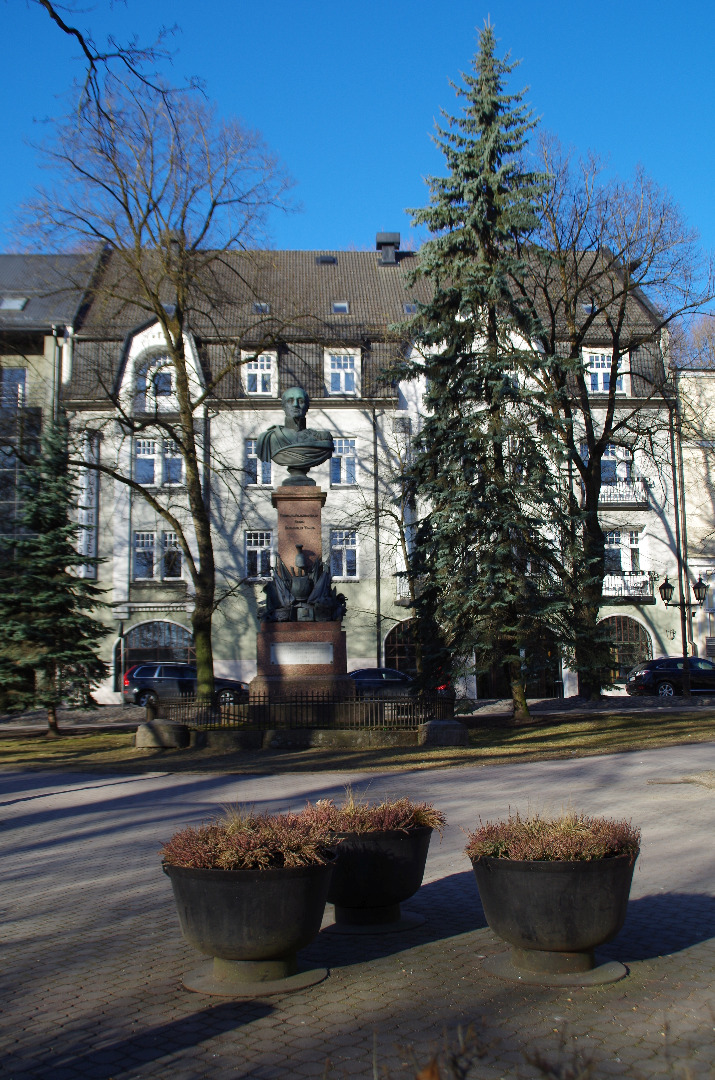 Elamu, hilisem hotell Tartus, fassaadivaade, ees Barclay monument. Arhitektid Viktor Kessler, Robert Pohlmann rephoto