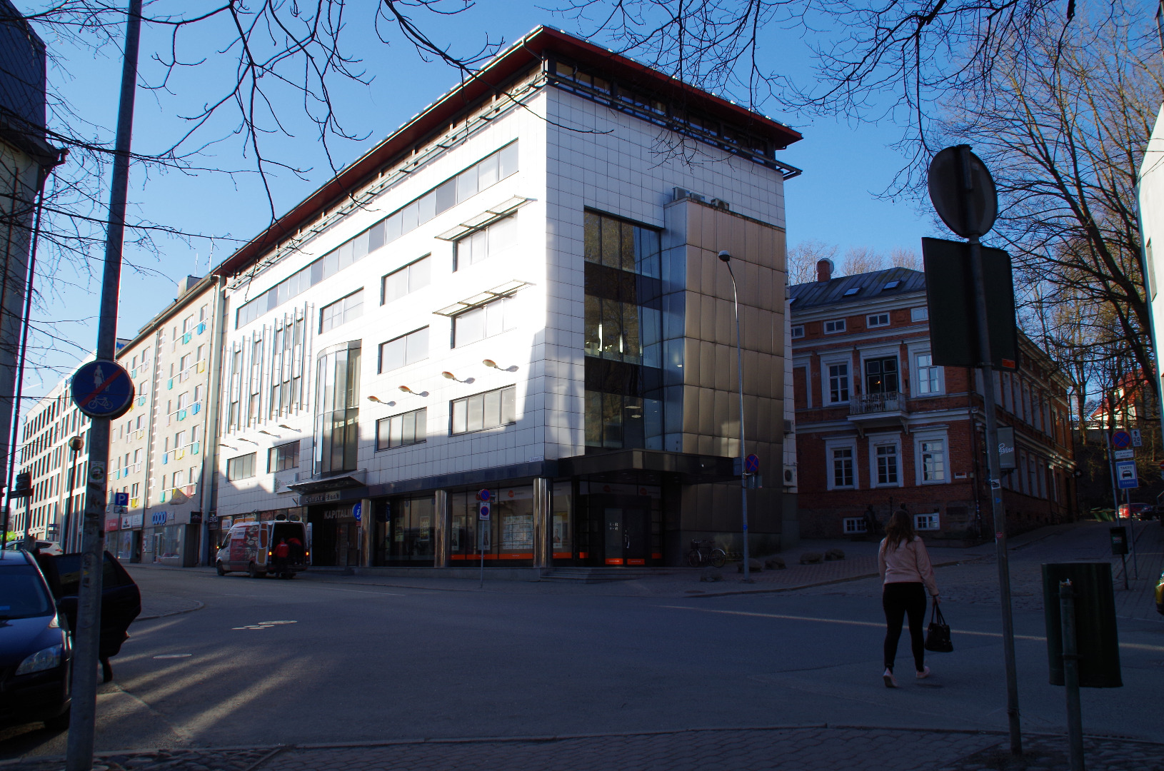 Esiplaanil Forekspank (Ülikooli 6A), taga Mattieseni  raamatukauplus. Tartu, 1998. Foto Aldo Luud. rephoto