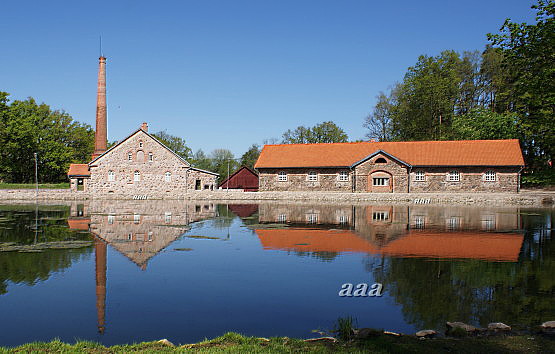 fotopostkaart, Suure-Jaani khk, Olustvere viinavabrik; ees veekogu, 4 meest paadis, u 1925, foto E. Pops rephoto