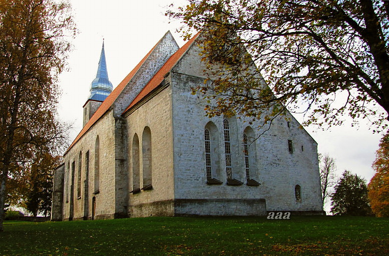 Kaarma Peetri ja Pauli kirik, vaade hoonele kagust rephoto