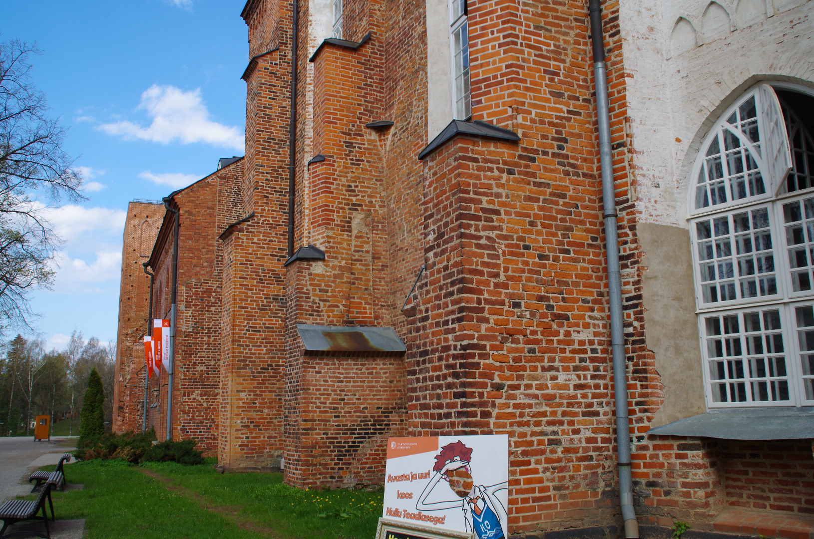 Tartu Toomkirik, view along the building rephoto