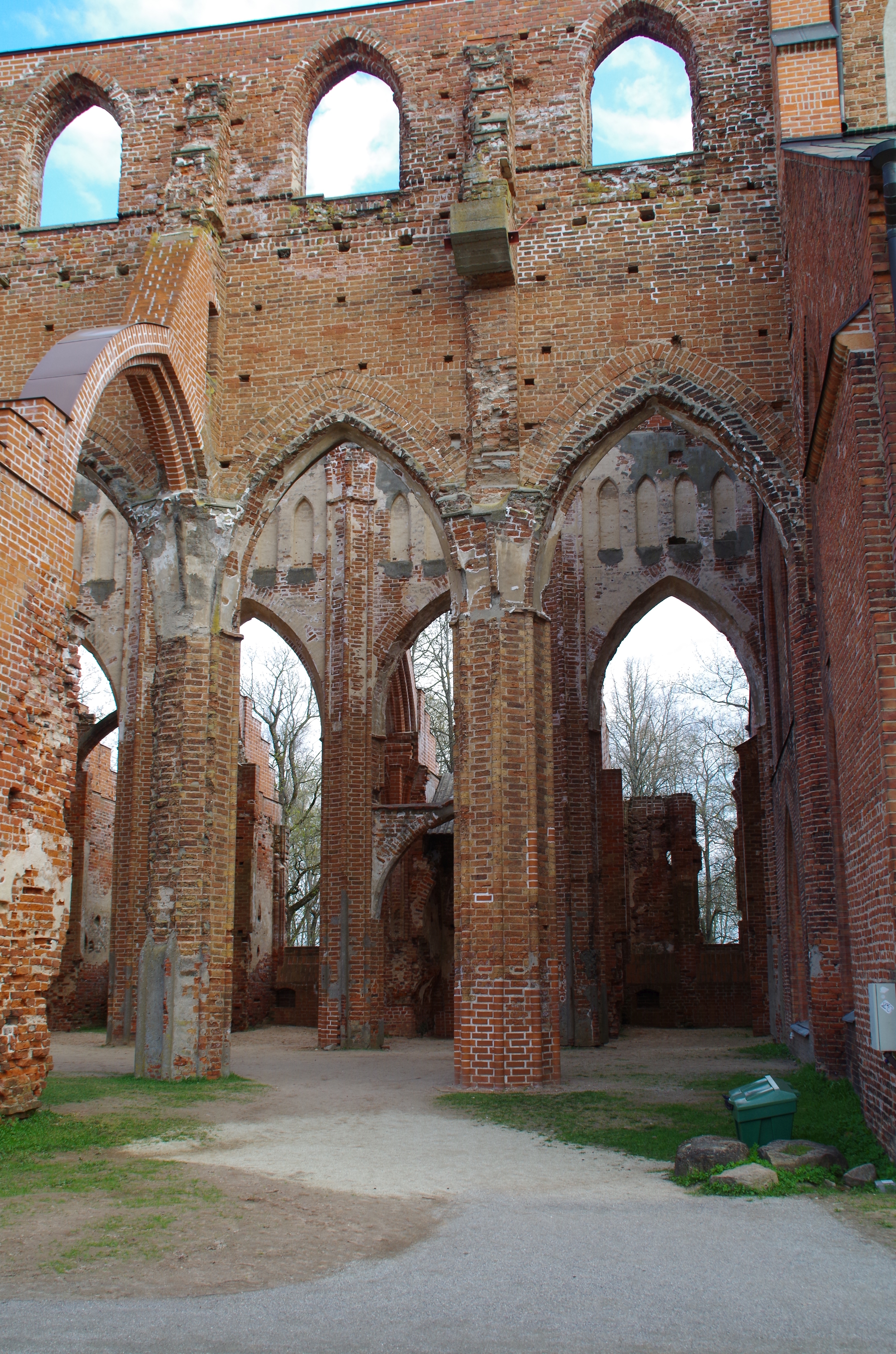 Toomkiriku varemed, sisevaade rephoto