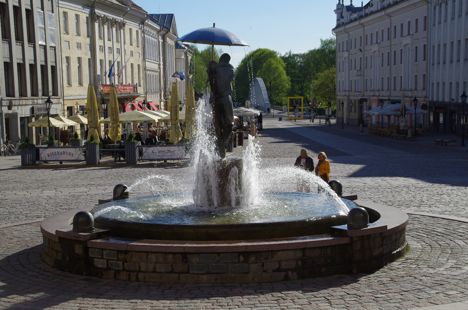 Tartu linnavaade. Raekoja plats. Ees purskkaev. Vaade raekoja juurest Emajõe suunas. 1950.a. rephoto