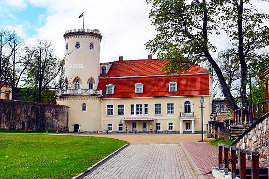 Façade of Võnnu Manor, photo postcard rephoto