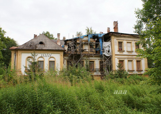 Façade of the main building of Old-Nurs Manor rephoto