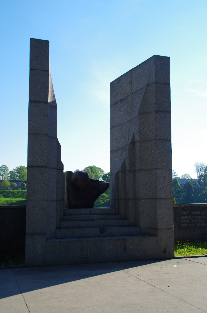 Monument of releasers in Radio Park rephoto