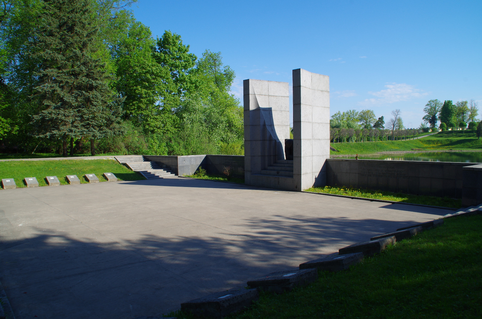 Tartu linnavaade. Kangelaskalmistu Raadi pargis. rephoto