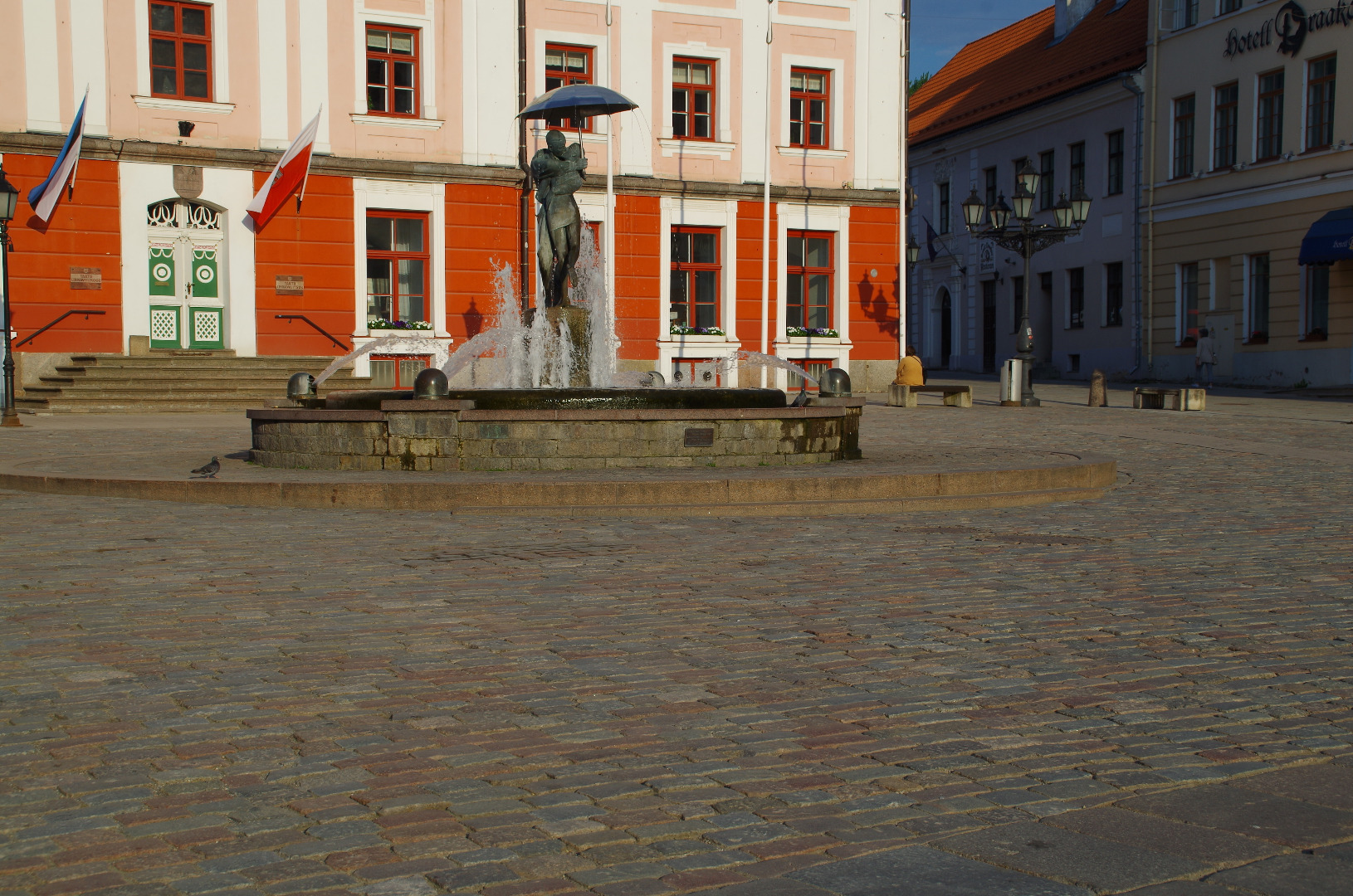 Fotonegatiiv. Laulupeo tule teele saatmise tseremoonia Tartu raekoja platsil (Tallinna XXI üldlaulupeo tule süütamiseks) 1990.a. rephoto